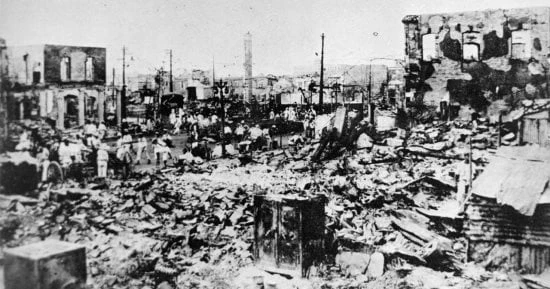 في مثل هذا اليوم ضرب زلزال مدمر لمدينتى طوكيو ويوكوهاما وذلك فى 1 سبتمبر عام 1923، والذى تسبب في ما يزيد على 150 ألف قتيل وأكثر من مليوني مشرد، وبحسب التقارير دمرت آلاف المنازل، وي