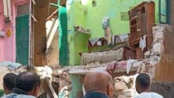 ثلاثة أشقاء رحلوا معا.. مصرع وإصابة 4 في انهيار منزل بالإسكندرية لقى 3 أشقاء مصرعهم وأصيبت أخرى، صباح اليوم الأربعاء، إثر انهيار منزل قديم مكون من طابقين بمنطقة اليسرى بالورديان بح
