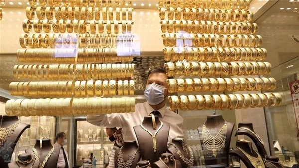 أسعار الذهب في مصر ترتفع 20 جنيها والأوقية تتجه إلى 2600 دولار ارتفعت أسعار الذهب بالأسواق المحلية في منتصف تعاملات اليوم الجمعة، مع تحقيق الأوقية