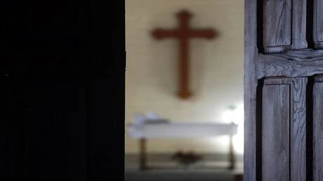 توفيت عام 1582.. جثمان قديسة كاثوليكية يثير جدلا بعد فتح ضريحها للمعاينة متفرقات وفقا للأبرشية فقد ظل وجه القديسة تريزا في حلة ممتازة، حيث ذهل