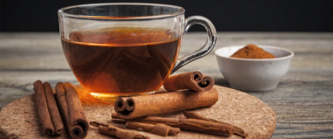 فوائد واضرار القرفةالقرفة تعد من النباتات التي تسخدم كنوع من أنواع التوابل، التي لها مذاق مختلف ومميز في الطعام، كما أنها تساهم في إمداد الجسم بالكثير من العناصر الغذائية الهامة ول