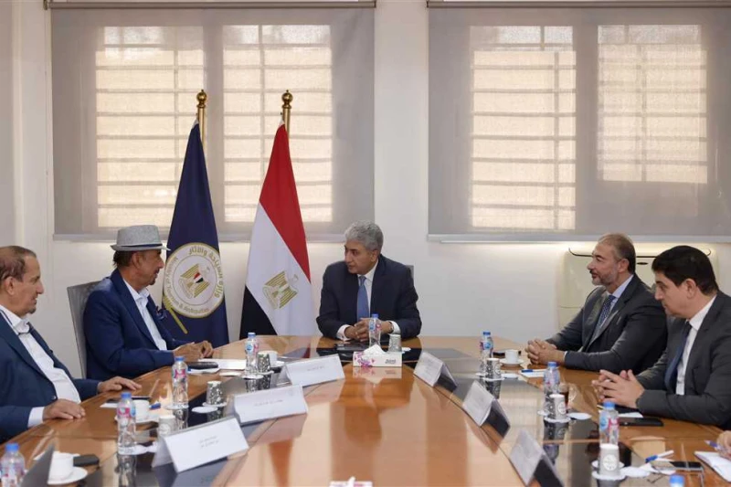 وزير السياحة والآثار يلتقي رئيس الحكير القابضة لبحث فرص الاستثمار السياحي في مصر التقى، شريف فتحي وزير السياحة والآثار، مع الشيخ عبدالمحسن الحكير، المالك ورئيس مجلس إدارة مجموعة عب