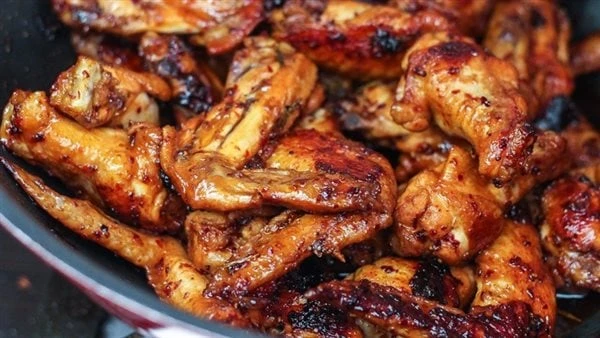 أجنحة الدجاج المشوية بتتبيلة سريعةإذا كنت تودين تقديم أكلات سهلة وبسيطة، نقدم لك اليوم طريقة عمل أجنحة الدجاج المشوية بتتبيلة سريعة.المقادير :- كيلو من جوانح الدجاج- بصلة متوسطة -