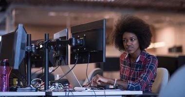 الشاشات الرقمية تعرضك للإرهاق .. 10 خطوات مهمة صحة وطب لا شك أننا أصبحنا أكثر اتصالا بالإنترنت من أي وقت مضى، حيث جعل من السهل أن تظل على اتصال بالأصدقاء والعائلة عن طريق وسائل الت