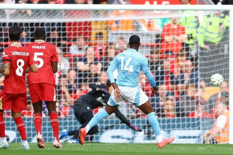 الهزيمة الأولى.. ليفربول يسقط على أنفيلد أمام نوتنغهام بعد ثلاثة انتصارات متتالية، تعرض ليفربول لهزيمة مفاجئة 1-0 على ملعب أنفيلد أمام نوتنجهام فورست يوم السبت. وسجل كالوم هودسون أ