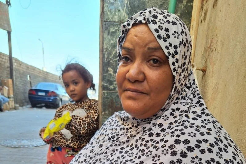 أم محمد تناشد محافظ سوهاج ووزيري الصحة والتموين: عاوزة بيت يسترني (فيديو) على رصيف جانبي بالقرب من محطة سكة حديد سوهاج، تجلس السيدة علا من الساعة السابعة صباحا حتى أذان الظهر، لبيع