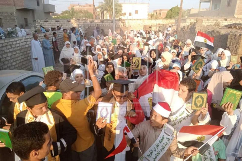 بالأرواب والمصاحف.. تكريم حفظة القران الكريم بكوم الحاصل في مغاغة (صور) تظم أهالي قرية كوم الحاصل، التابعة لمركز مغاغة في المنيا، مسيرة حاشدة، طافت