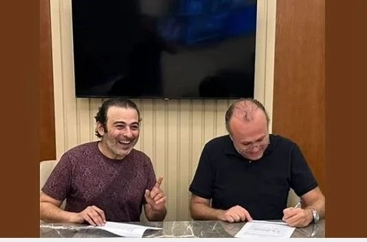 تعاقد على عمل فني جديد.. عمرو الفقي ل أحمد عزمي: نورت المتحدة تعرف على التالي تعاقد على عمل فني جديد.. عمرو الفقي ل أحمد عزمي: نورت المتحدة، علق عمرو