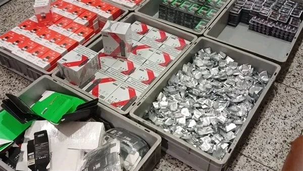 ضبط راكب بتهمة تهريب سجائر إلكترونية ومستلزماتها في مطار برج العربتمكن رجال الجمارك بمطار برج العرب الدولي برئاسة هشام عقل مدير إدارة الجمرك من ضبط محاولة تهريب عدد من السجائر الإل