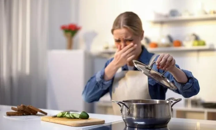 كيفية التخلص من رائحة المطبخ الكريهة.. طرق طبيعية غير مكلفة منوعات تعتبر رائحة المطبخ الكريهة من المشكلات الشائعة في عدد كبير من المنازل، بسبب وجود