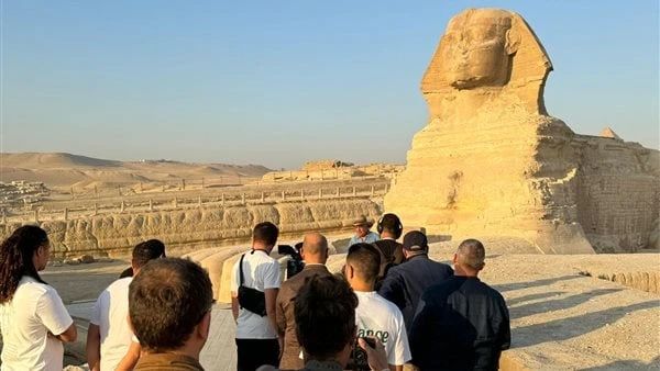 أمام أبو الهول.. زاهي حواس يقدم كتابا لمصمم الأزياء الشهير ستيفانو ريتشيقدم عالم الآثار المصرية الدكتور زاهي حواس كتابا لمصمم الأزياء العالمي ستيفانو