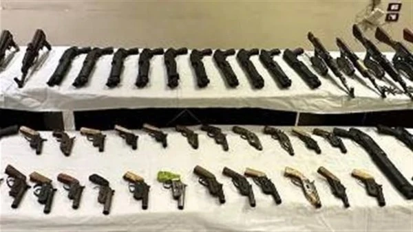 ضبط 22 بندقية و25 فردا وطبنجة داخل ورشة لتصنيع الأسلحة النارية بالبحيرة نجحت أجهزة وزارة الداخلية، فى ضبط عناصر تشكيل عصابى بالبحيرة تخصص فى الإتجار
