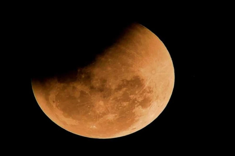 منها خسوف القمر.. الكرة الأرضية على موعد مع 3 ظواهر فلكية بعد أيام 3 ظواهر فلكية بديعة ينتظرها المتخصصون وهواة الفلك لرصدها ومتابعتها بالعين المجردة