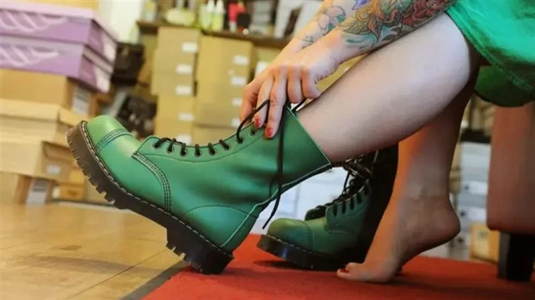 ما الذي يحدث للقدم عند ارتداء أحذية ضيقة؟ لايف ستايل - د ب أ حذر طبيب ألماني من خطورة الأحذية الضيقة على صحة القدم، مؤكدا أنها تزيد من خطر الإصابة بالقدم المسطحة. وأوضح أن الضغط ال