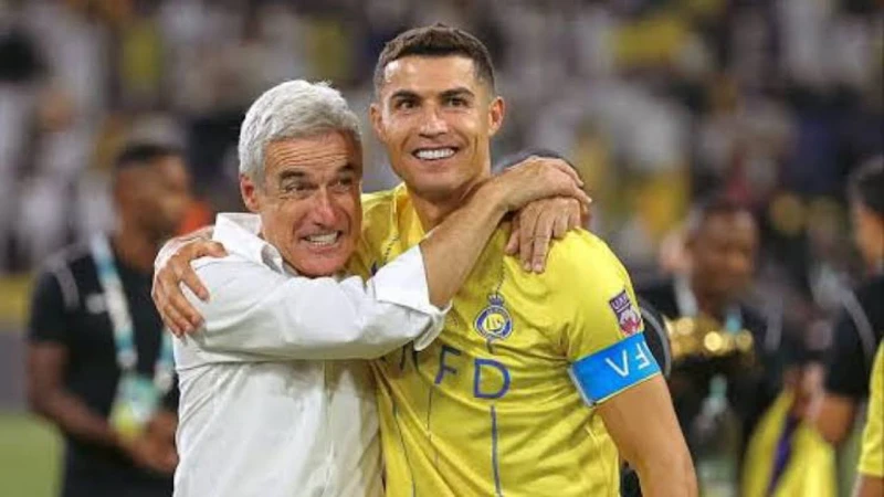 -رونالدو يتمسك بكاسترو ويرفض إقالته .. كشفت مصادر رياضية أن لاعب الفريق الأول لكرة القدم بنادي النصر، البرتغالي كريستيانو رونالدو، يرفض فكرة إقالة