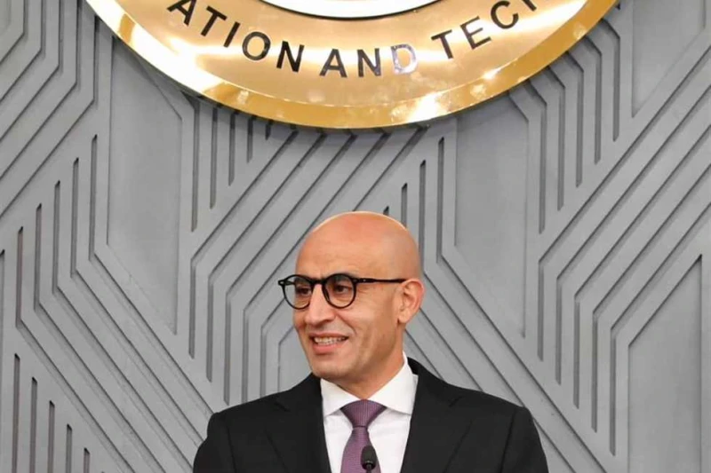 وزير التعليم: استحدثنا 98 ألف فصل جديد.. وواجهنا مشكلة عجز المعلمين قال محمد عبداللطيف وزير التربية والتعليم والتعليم الفني، إنه في إطار حل ازمة الكثافة تم استحداث 98 ألف فصل جديد 