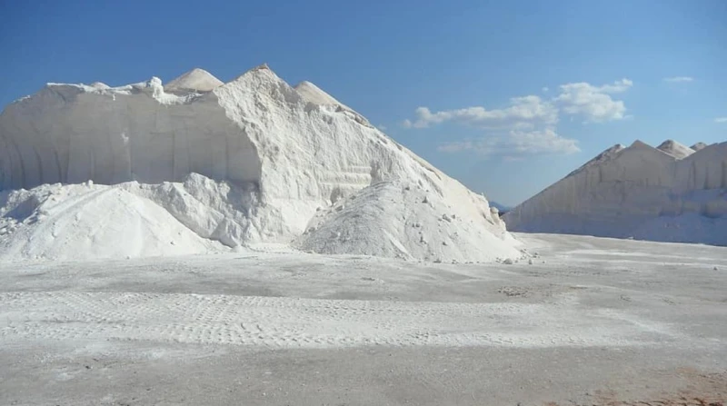 ب5 جنيهات.. محافظة مصرية تنافس جليد أوروبا بالملح صور متداولة على موقع التواصل الإجتماعى، تظن في الوهلة الأولى أنها فى جبال الجليد الأوروبية، لكن المفاجأة أنها في محافظة مصرية.والت