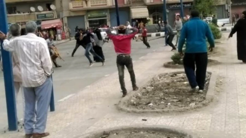 بسبب ركن السيارات.. مشاجرة بين ممثل وزوجته وجيرانهم في أكتوبر والأمن يتدخل تمكنت الأجهزة الأمنية بمديرية أمن الجيزة من القبض على ممثل شاب وزوجته، بعد