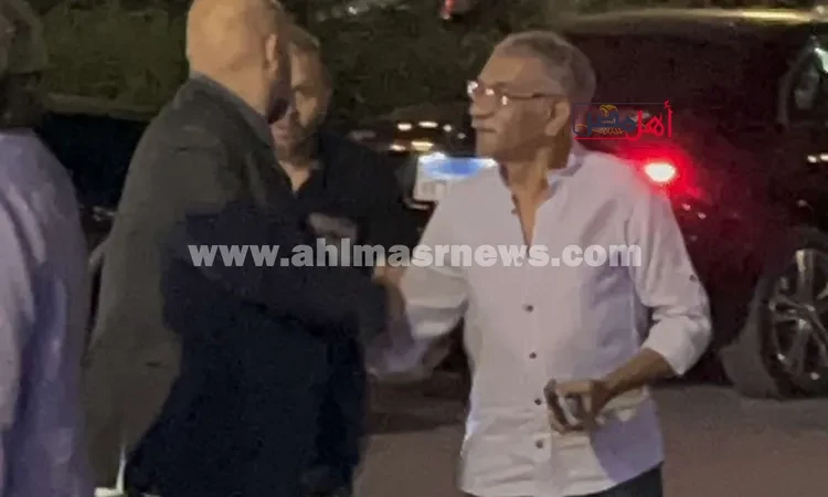 سيد رجب يصل عزاء والد المنتج طارق الجنايني تعرف على التالي سيد رجب يصل عزاء والد المنتج طارق الجنايني ، وصل منذ قليل الفنان سيد رجب إلى عزاء والد