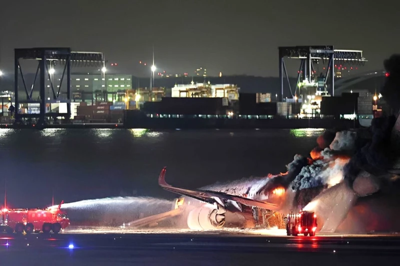 بالفيديو: اشتعال طائرة سعودية مدنية أثناء هبوطها لهذا السببشهد مطار بيشاور اليوم حادثا خطيرا عندما اشتعلت النيران في جهاز الهبوط الرئيسي لطائرة