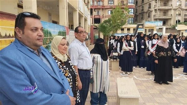 مديرو الإدارات التعليمية يتفقدون مدارس القاهرة لمتابعة سير الدراسةانتشر اليوم مديري الادارات التعليمية بمحافظة القاهرة في المدارس لمتابعة سير الدراسة