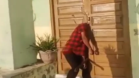 إنها العدالة الإلهية.. نهاية مأساوية للص أندونيسي (فيديو) متفرقات وقالت الشرطة إنها عثرت صباح أمس الخميس على رجل يبلغ من العمر 34 عاما ميتا في مجمع