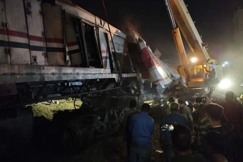 أفاق عربية تحصل على أول صور لوصول الونش لسحب عربات قطاري الزقازيق (حصري) أكدت مصادر مطلعة بهيئة السكة الحديد في تصريحات خاصة ل أفاق عربية وصول عربة ونش لسحب قطاري حادث الزقازيق من