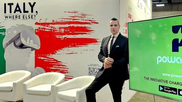 منتج إيطالي يحصل على الإقامة الذهبية في الإمارات بانوراما عمون - أصيب فابيو دي ناردي بالذهول من الإمارات وخصوصا دبي ، والسعودية وقطر والكويت حيث يصفها انها المستقبل المشرق والافاق