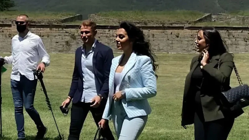 جورجينا تزور مدينتها وتحقق أحلام طفولتها التي لم تتمكن من تحقيقها اخر خبر قامت جورجينا رودريغز منذ أيام قليلة بزيارة مدينة جاكا الإسبانية، التي شهدت مرحلة طفولتها، بعد أن انتقلت من