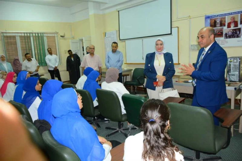 رئيس جامعة أسيوط يوجه إدارة مراكز اللغات بالتوسع في الخدمات والدورات التدريبية وجه الدكتور أحمد المنشاوي رئيس جامعة أسيوط اليوم الثلاثاء؛ بالتوسع في