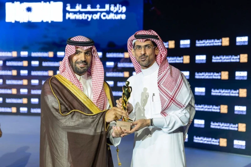 أسامة المسلم: جائزة الأدب زوادة الإبداع منوعات وصف الكاتب والروائي أسامة المسلم فوزه بجائزة الأدب في النسخة الرابعة لمبادرة الجوائز الثقافية الوطنية 2024 التي تنظمها وزارة الثقافة 