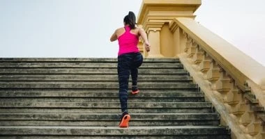 بيقلل التوتر ويشيل التجاعيد.. 4 فوائد مذهلة لنزول وطلوع السلم غير التخسيس المرأة والمنوعات هناك الكثير من التمرينات، والحركات التي نقوم بها بشكل يومي، مثل المشي، أو الجري، أو تماري