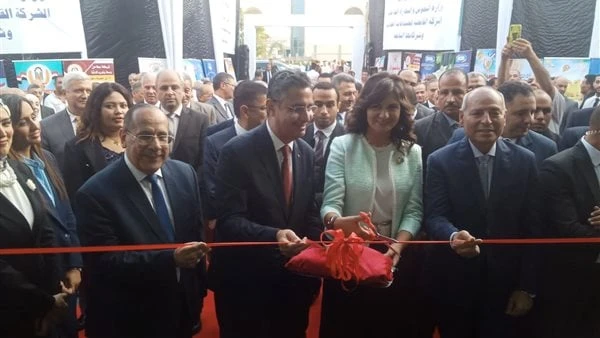 وزير التموين يفتتح أول معرض دائم للسلع بالقاهرة .. صورافتتح الدكتور شريف فاروق وزير التموين أول معرض دائم تقيمه الشركة القابضة للصناعات الغذائية، حيث