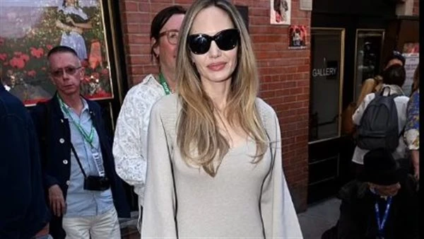 إنجلينا جولى تتجنب لقاء براد بيت زوجها السابق وصديقته.. أعرف التفاصيل كشف موقع ديللى ميل عن ظهور الفنانة العالمية أنجلينا جولى فى مناسبة فنية بعد عرض