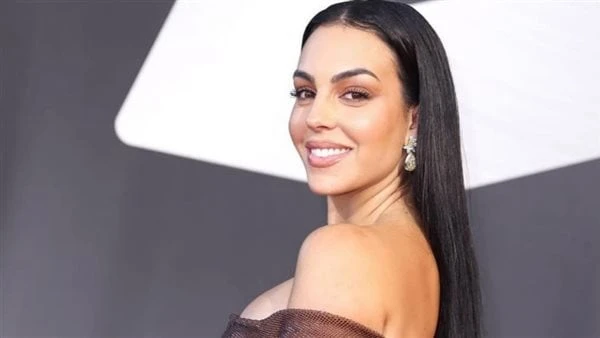 بالأسود الجريء.. جورجينا تشعل السوشيال ميديا بجلسة تصوير جديدةشاركت عارضة الأزياء جورجينا متابعيها بجلسة تصوير جديدة عبر حسابها الشخصي على موقع التواصل الاجتماعي للصور والفيديوهات