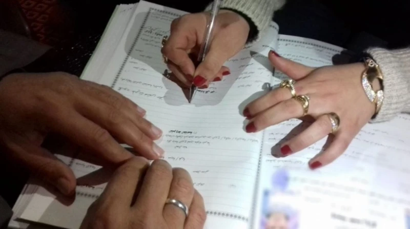 حياة رغم الخيانة.. مصريون يغفرون خطايا زوجاتهم بتعهد مكتوب بين كتم السر والبوح به، استمعنا إلى أسرار تظل حبيسة ضلوع وعقول أصحابها، إنهم هؤلاء الضحايا الذي وجدوا أنفسهم فجأة طرفا أص