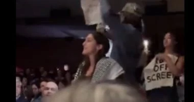 فن: بالشال الفلسطينى.. متظاهرون يقاطعون كلمة الافتتاح بمهرجان تورنتو لوقف الحرب قاطع عدد من المتظاهرين ، المتواجدين بمهرجان تورنتو خلال دورته ال 49 ،