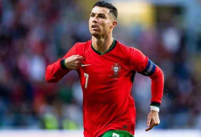 رونالدو يصبح أول شخص يصل إلى مليار متابع على وسائل التواصل الاجتماعي وصل نجم كرة القدم البرتغالي كريستيانو رونالدو إلى إنجاز جديد وغير مسبوق في عالم وسائل التواصل الاجتماعي، حيث أص