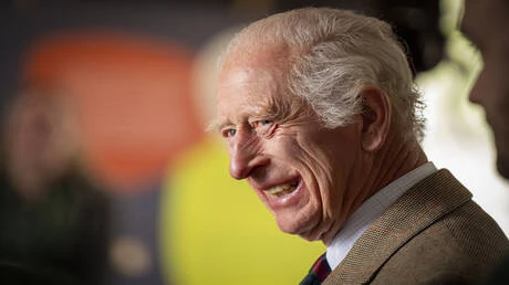 الملك تشارلز الثالث يتعرض لموقف محرج خلال افتتاحه معرضا للزهور (فيديو) متفرقات يعد قص الشرائط أمرا أساسيا لأي عضو في العائلة المالكة، لكن الملك فعل ذلك بأسلوب فريد عندما استخدم مقص