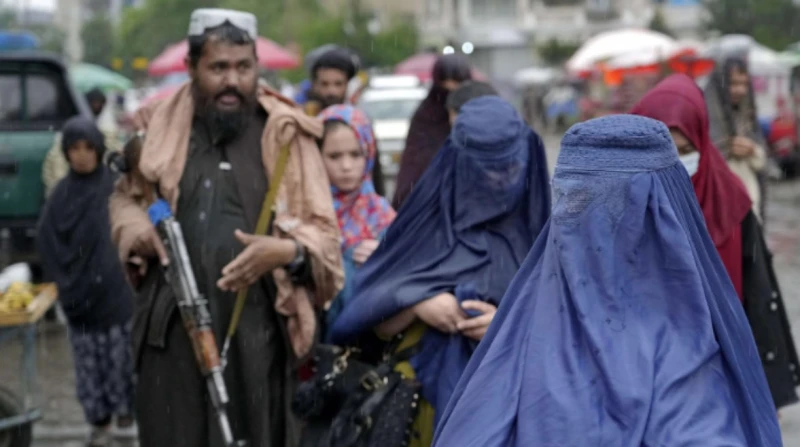 عزلة وجحيم.. أفغانية تناشد العالم لإنقاذها من قهر طالبان في زوايا بيوت كانت تضج بالحياة، تحولت جدران المنازل الأفغانية إلى قضبان سجن خانق.نساء أفغانستان، اللواتي طالما كافحن لأجل ن