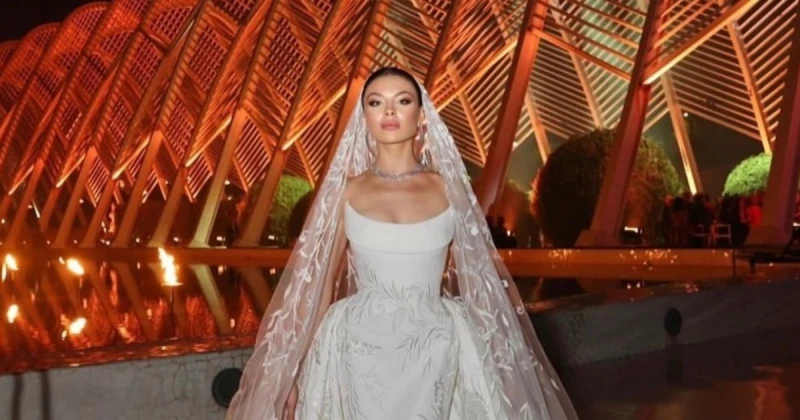 مايا رعيدي بأول ظهور من شهر العسل.. وهكذا أطلت بالمايوه الفوشيا تعرف على التالي مايا رعيدي بأول ظهور من شهر العسل.. وهكذا أطلت بالمايوه الفوشيا، شاركت ملكة جمال لبنان السابقة مايا