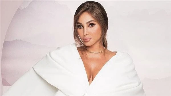 فستان إليسا في أحدث ظهور بثير جدلا سعره صادم تداول مستخدمو مواقع التواصل الاجتماعي صورا جديدة للفنانة اللبنانية إليسا، وذلك خلال إحيائها إحدى الحفلات الغنائية.ظهرت إليسا في الحفل ب