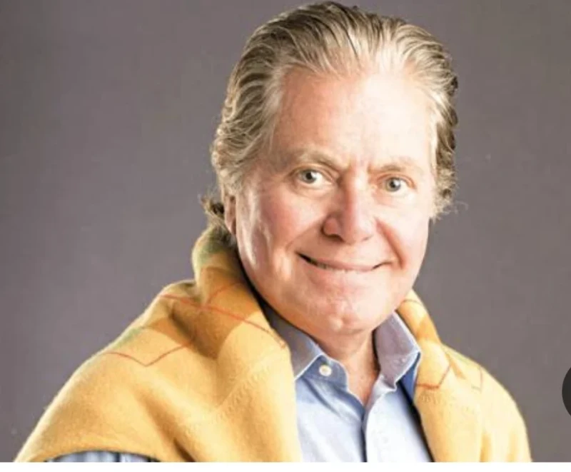 حسين فهمي يقول السينما المصرية بعافية كتير بسبب الموجة التجاريةأكد الفنان حسين فهمي أن وسامته لعبت دورا سلبيا في مشواره حيث وضعته تحت ضغط أن يثبت أن لديه أيضا الموهبة، مشيرا إلى أن