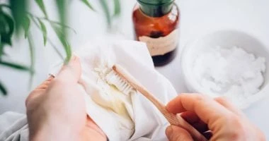 الوصفة السحرية لإزالة بقع الإبط من الملابس باستخدام 3 منتجات طبيعية المرأة والمنوعات بقع الإبط التي تظهر على الملابس نتيجة تفاعل العرق مع مزيل العرق قد تؤدي إلى إتلافها إذا لم تعال