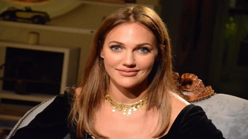 فنانة تركية: عملت في تزيين الموتى قبل اتجاهي للتمثيل اخر خبر أزاحت الفنانة التركية مريم أوزرلي، الستار عن المهنة التي عملت فيها قبل اتجاهها لعالم التمثيل. وذكرت الفنانة التي اشتهرت