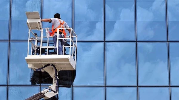 أثناء تنظيف واجهات مول شهير.. عاملان يسقطان من ارتفاع أثناء تأدية عملهما بالقاهرة الجديدة شهدت منطقة التجمع الخامس في القاهرة الجديدة حادثا مروعا، حيث لقي عامل مصرعه وأصيب آخر إثر 