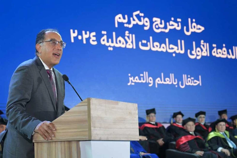 وزير التعليم العالي يتوقع التحاق 60 ألف طالب وطالبة بالجامعات الأهلية قال الدكتور أيمن عاشور وزير التعليم العالي والبحث العلمي خلال تخريج أولى دفعات ثلاث جامعات أهلية نحن هنا لانحت