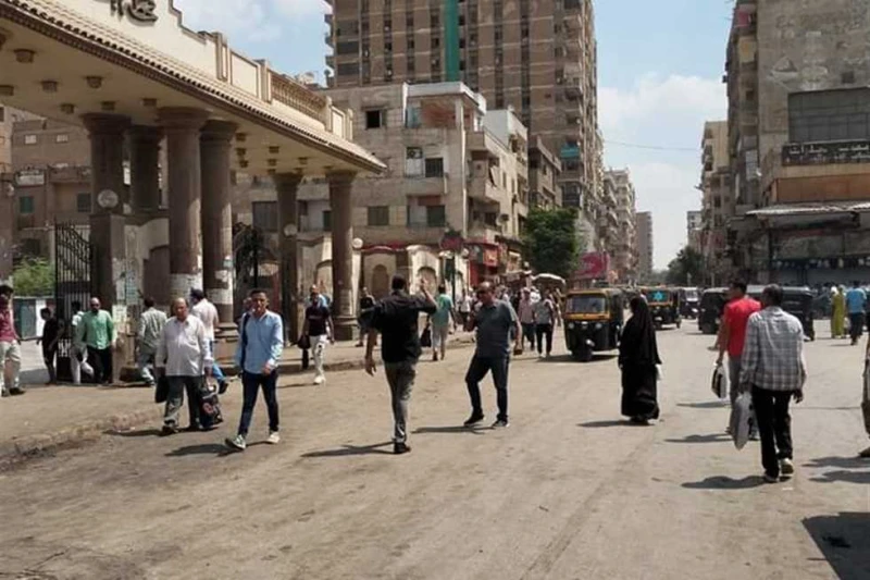 حملة مكبرة بحي حلوان لرفع الإشغالات أمام محطة المترو قامت الأجهزة التنفيذية بمحافظة القاهرة، متماثلة في حى حلوان بالتعاون مع شرطة المرافق خلال حملة