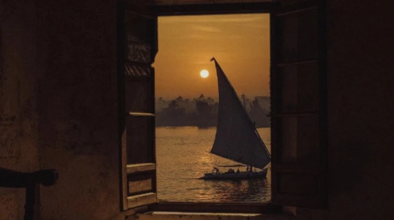 برة الشبابيك.. مصور يوثق القاهرة عبر النوافذ لطالما شكلت النوافذ في المباني القديمة بالقاهرة مصدر إلهام للمصور كريم عمرو، فوفي سلسلة الصور الفوتوغرافية الجديدة التي تحمل عنوان (إطا