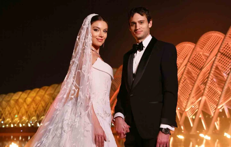 بالصور- عمرو دياب يزف العروس مايا رعيدي في اليونان .. جمال وفخامة وأناقة بعد مرور عدة أشهر على زواج ملكة جمال لبنان السابقة، مايا رعيدي، مدنيا، من رجل الأعمال اللبناني شريف فهمي كر